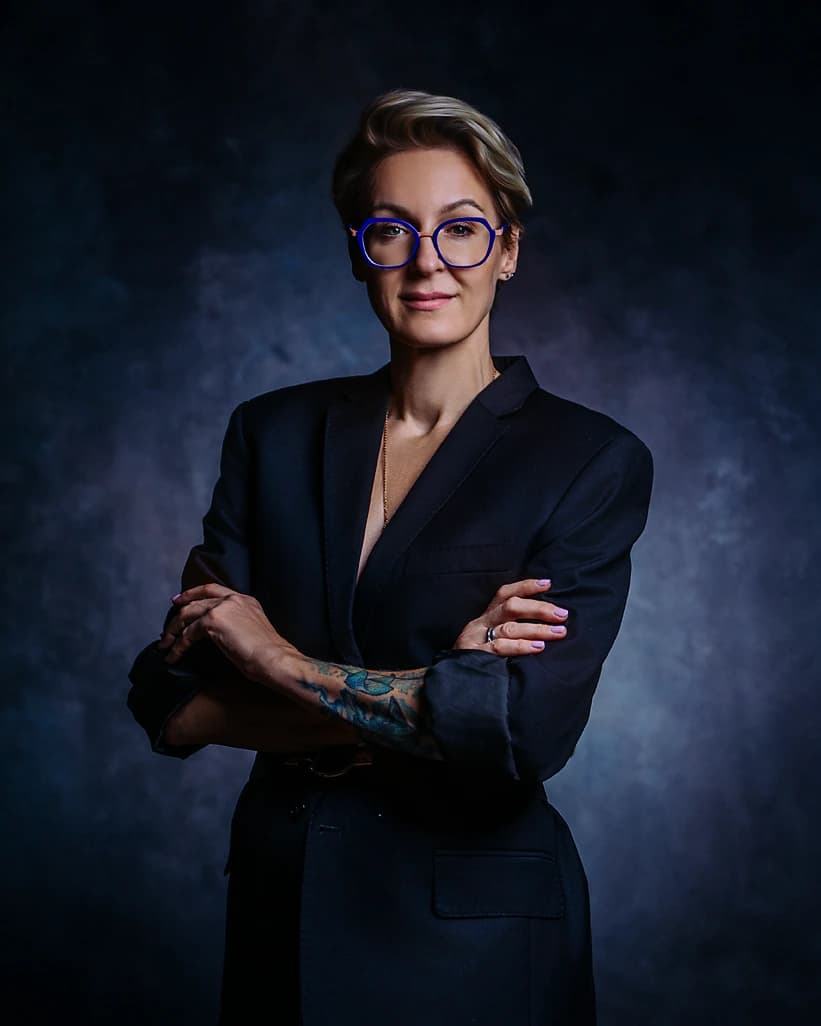 Marta Ponsko holding a camera